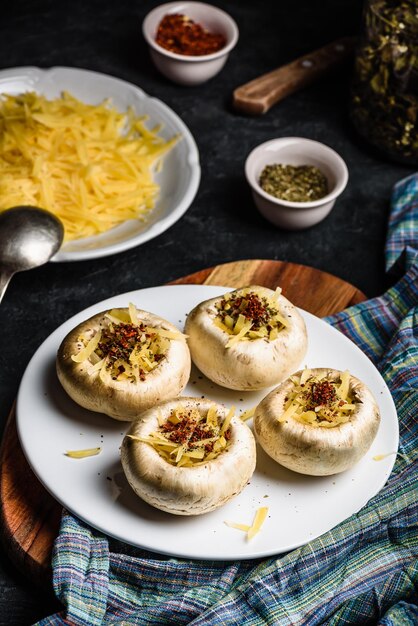 Funghi champignon ripieni di formaggio e spezie