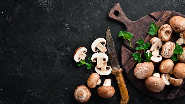 Funghi champignon su sfondo nero Vista dall'alto Spazio di copia gratuito