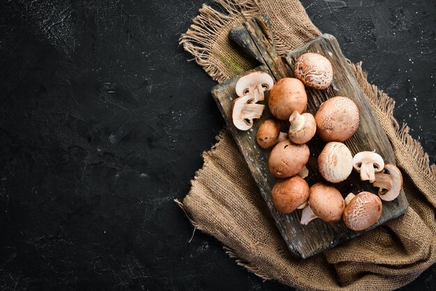 Funghi champignon su sfondo nero Vista dall'alto Spazio di copia gratuito