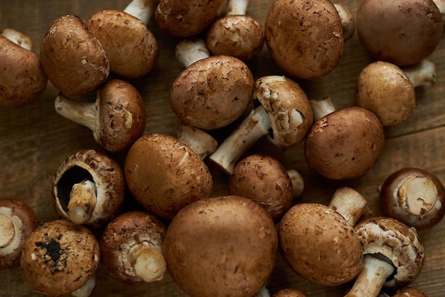 Funghi champignon su una tavola di legno Funghi marroni sani freschi