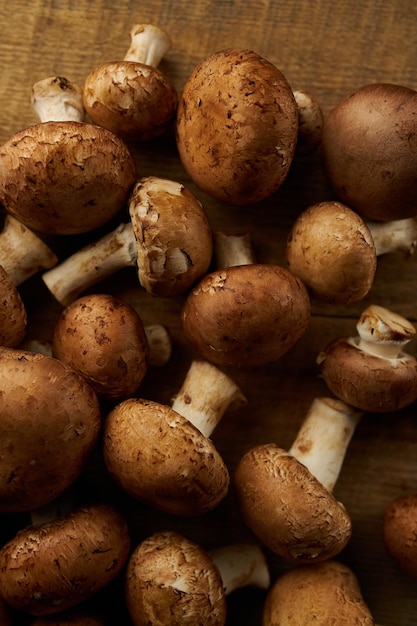 Funghi champignon su una tavola di legno Funghi marroni sani freschi