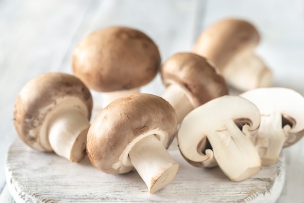 Funghi champignon sul bordo di legno