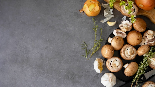 Funghi crudi marroni, cucinare cibo sano, vista dall'alto.