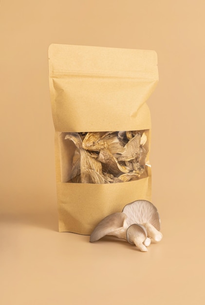Funghi di ostrica secchi nella confezione del sacchetto sullo sfondo beige