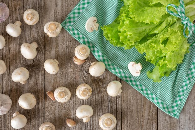 Funghi e foglie di lattuga su un tovagliolo