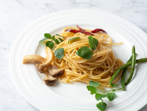 Funghi e pasta all'olio su un piatto