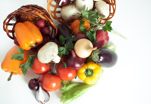 Funghi e verdure fresche in un cesto di vimini