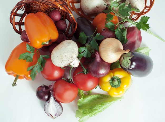 Funghi e verdure fresche in un cesto di vimini