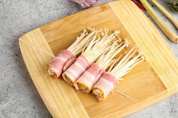 Funghi Enoki con pancetta