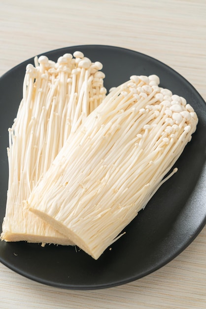 Funghi enoki freschi o funghi ago dorati