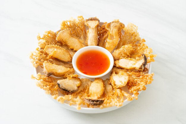 funghi Enoki fritti e funghi King Oyster con salsa piccante - stile alimentare vegano