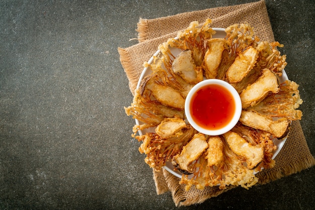 funghi Enoki fritti e funghi King Oyster con salsa piccante - stile alimentare vegano