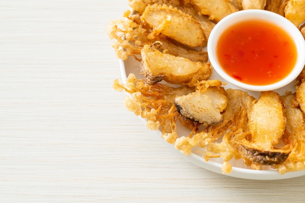 funghi Enoki fritti e funghi King Oyster con salsa piccante - stile alimentare vegano