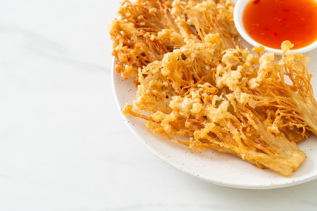 funghi enoki fritti o funghi aghi dorati con salsa piccante - stile alimentare vegano