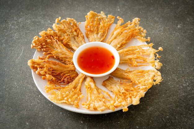 funghi enoki fritti o funghi aghi dorati con salsa piccante - stile alimentare vegano