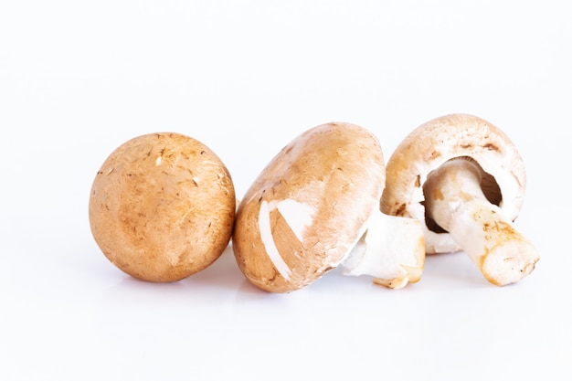 Funghi freschi del fungo prataiolo sull'oggetto bianco e isolato della natura e dell'alimento