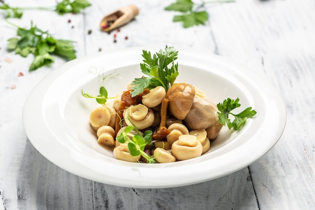 Funghi in scatola con pepe e prezzemolo