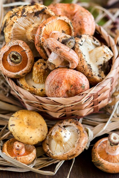 Funghi in un cestino su una tabella di legno