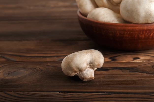 Funghi in un piatto su una tavola di legno scuro