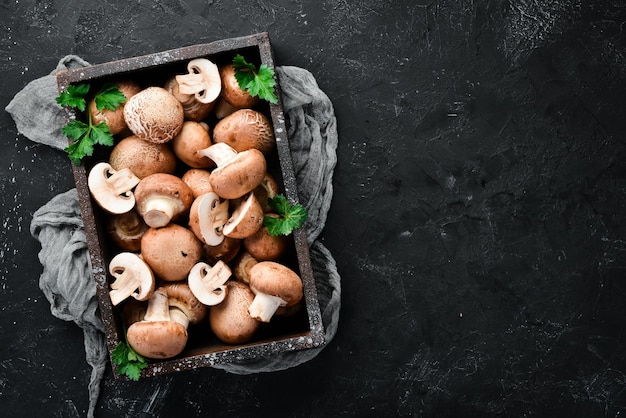 Funghi in una scatola di legno sul vecchio tavolo Champignon Vista dall'alto Spazio libero per la copia