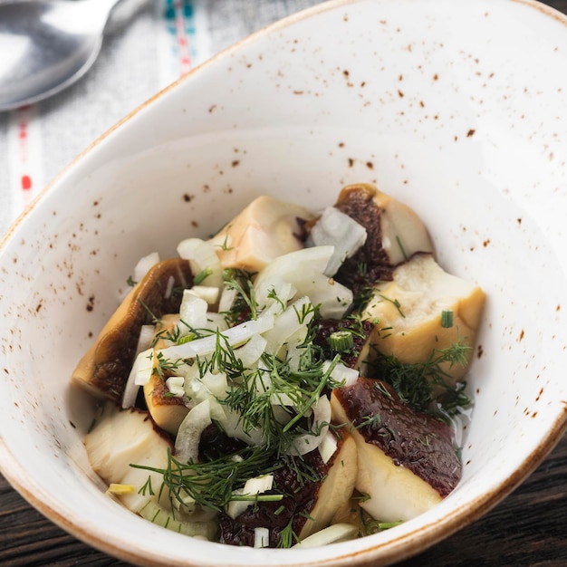 Funghi marinati con cipolle e olio Primo piano