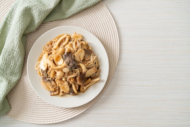 Funghi misti saltati in padella con salsa di ostriche