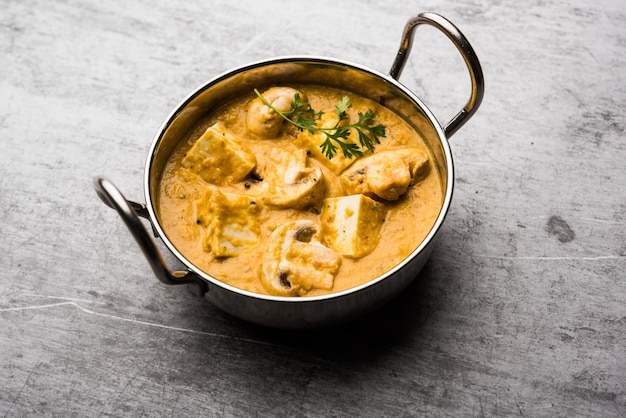 Funghi Paneer curry o sabzi, servito in una ciotola. messa a fuoco selettiva