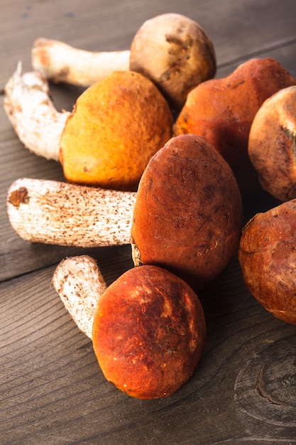 Funghi porcini con cappuccio arancione sul tavolo di legno