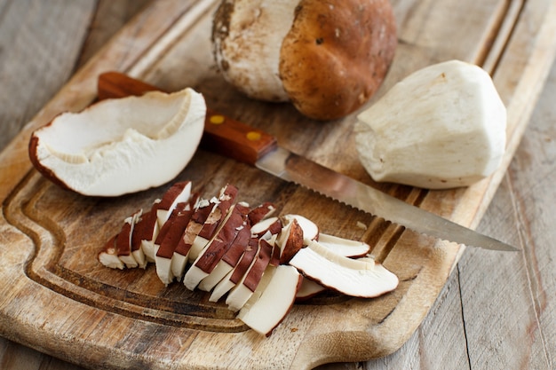 Funghi porcini selvatici su una tavola di legno da vicino