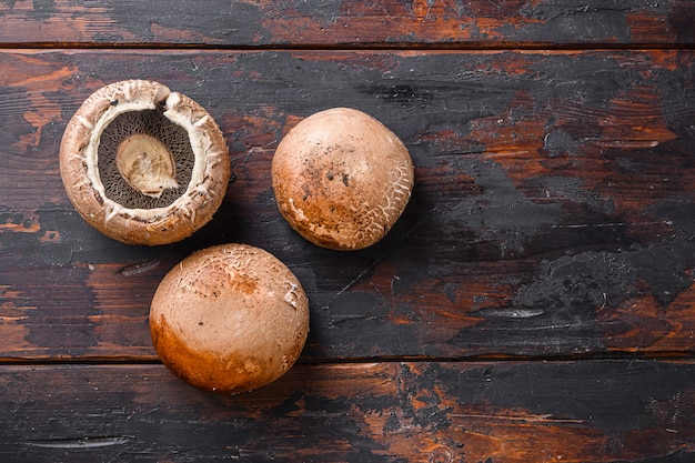 Funghi portobello maturi impostati sul vecchio tavolo di legno scuro