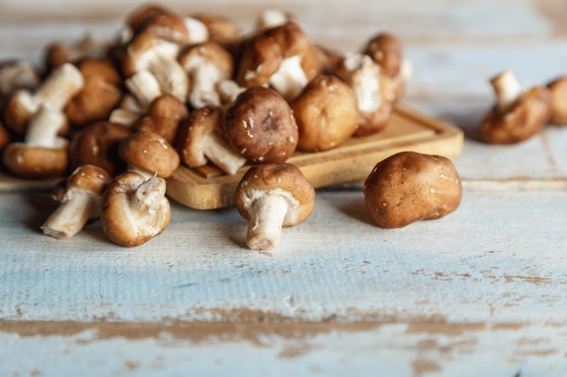 Funghi shiitake freschi sul tavolo da cucina in legno