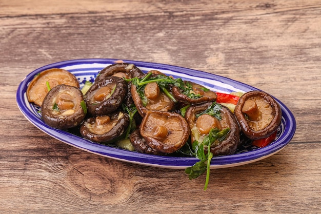 Funghi shiitake marinati alle erbe