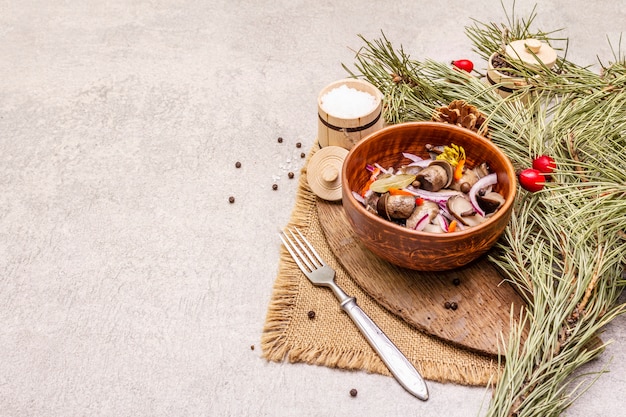 Funghi sott'aceto o fermentati. Tradizionale merenda di Natale. Posate festive di Capodanno