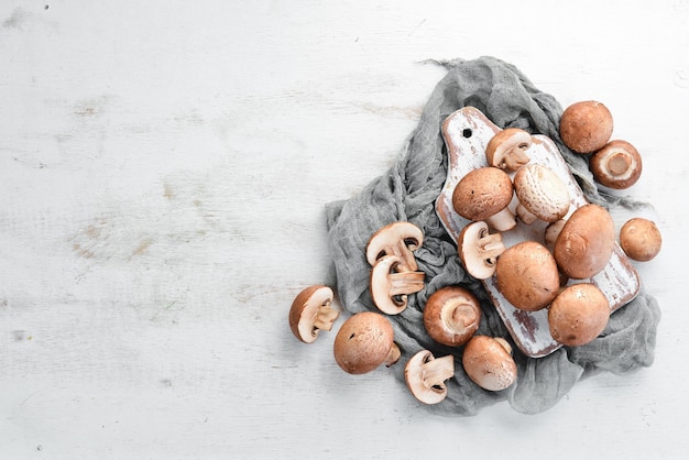 Funghi su uno sfondo di legno bianco Champignons Vista dall'alto Spazio libero per la copia