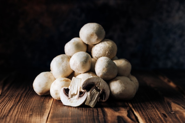 Funghi su uno sfondo di legno da vicino