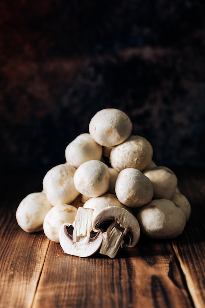 Funghi su uno sfondo di legno da vicino