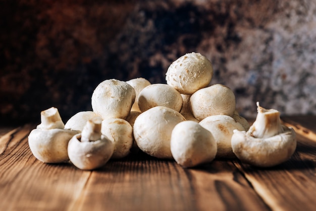 Funghi su uno sfondo di legno da vicino