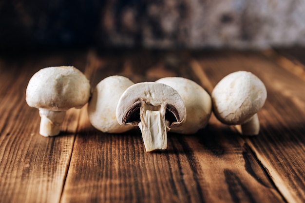 Funghi su uno sfondo di legno da vicino