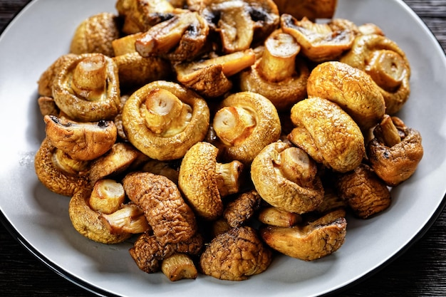 Funghi succosi alla griglia su una vista dall'alto del piatto