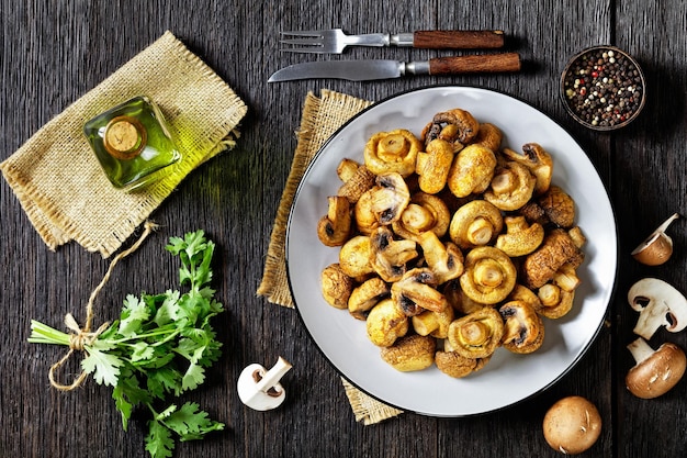 Funghi succosi alla griglia su una vista dall'alto del piatto