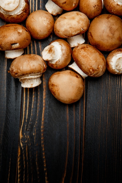 Fungo champignon sul tavolo di legno