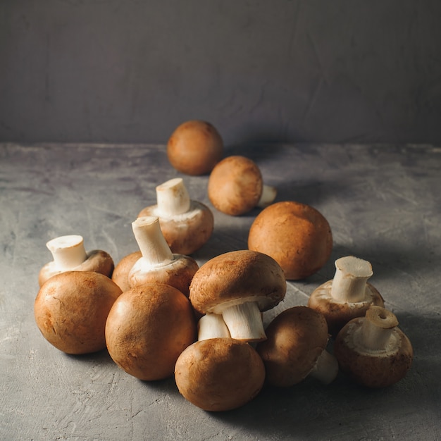 Fungo di bottone - champignon marroni svizzeri reali