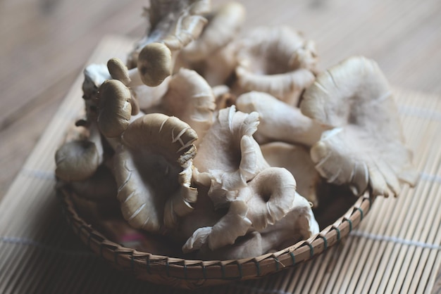 Fungo di ostrica grigio su sfondo di legno fungo di ostrica crudo fresco per cucinare il cibo