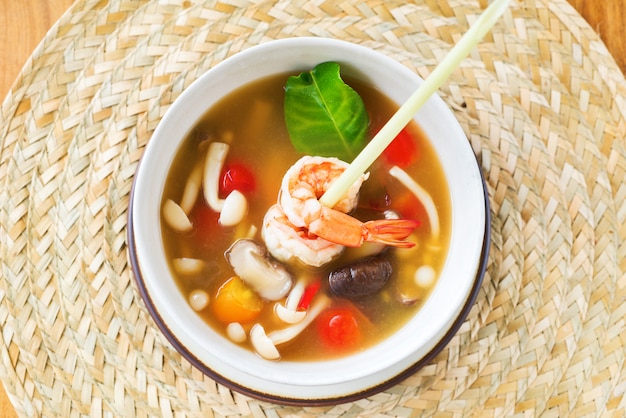 Fungo di zuppa Tom yam kung prawn lemon grass