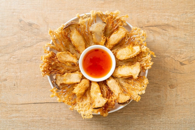 Fungo Enoki fritto e fungo King Oyster con salsa piccante