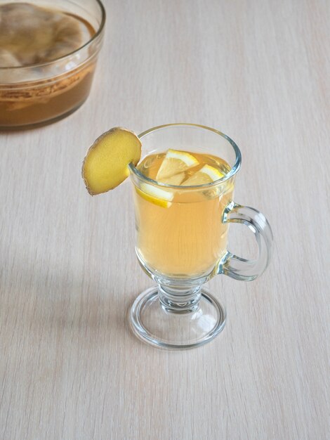 Fungo Kombucha con radice di zenzero, miele e limone. Bevanda antivirale Rafforzare il concetto di sistema immunitario