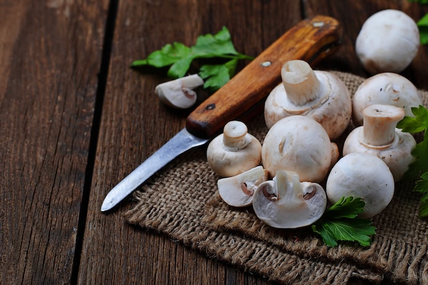 Fungo prataiolo crudo su fondo di legno