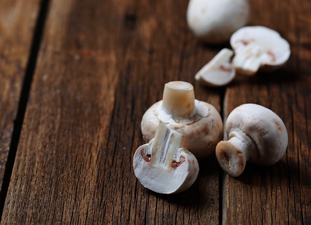 Fungo prataiolo crudo su fondo di legno