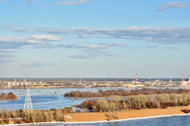 funivia attraverso il Volga in primavera