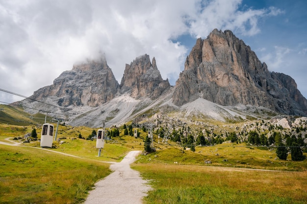 Funivia che va dal Passo Sella fino alla Forcella del Sassolungo nelle Dolomiti Italia